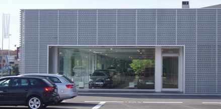 Blachy perforowane zastosowane na elewacji terminalu Audi, Conegliano