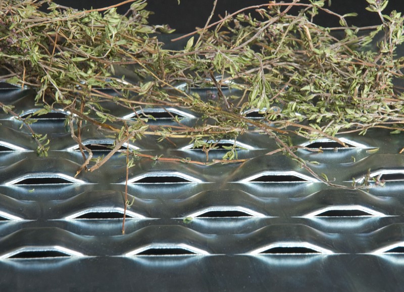 富马勒生产的拱形长孔网应用在烘干中草药