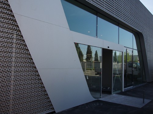 Blacha perforowana użyta na fasadę terminalu Audi w Brescia, Włochy