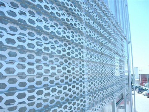 Lamiere forate utilizzate per facciata del concessionario Audi di Lisbona