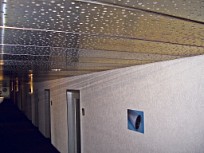 Geperforeerde platen gebruikt als plafondtegels