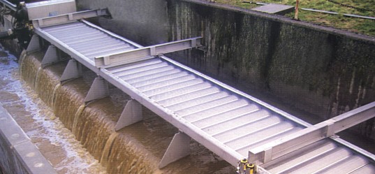 冲孔网格栅应用在防洪和下水排污